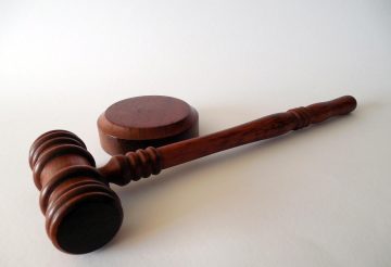 Hammer, books, law — Navigating the Patent Application Process: A Guide for Entrepreneurs