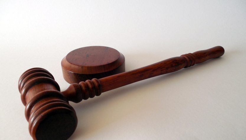 Hammer, books, law — Navigating the Patent Application Process: A Guide for Entrepreneurs